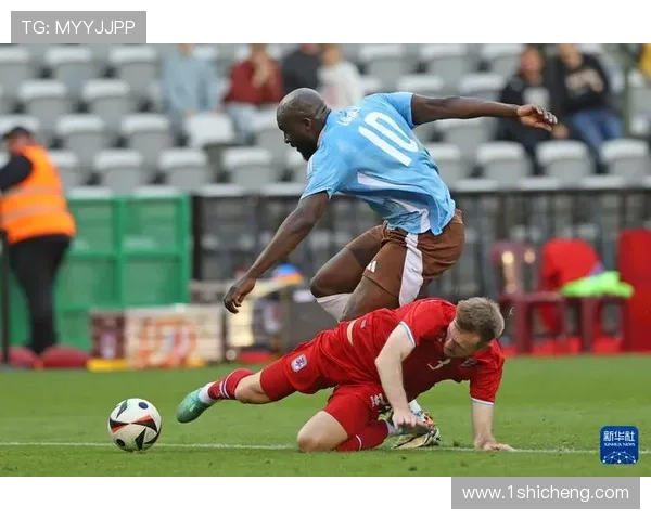 足球明星们齐聚一堂向坤坤致敬展现友谊与热爱足球的精神 足球明星们齐聚一堂向坤坤致敬展现友谊与热爱足球的精神